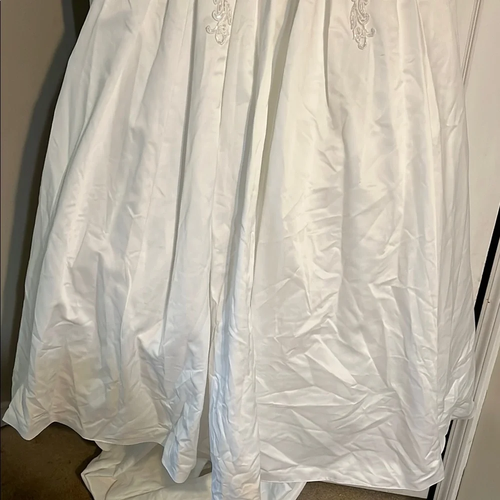 Elegant White Wedding Dress Size 12W, 006 - Picture 6 of 10